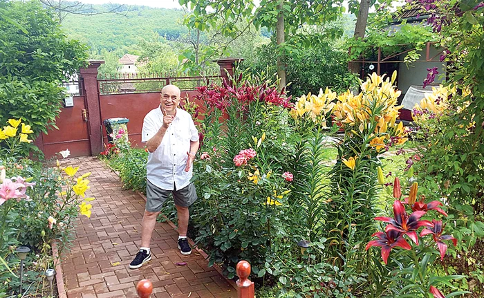 
    Benone se laudă cu  ”dovleceii -șarpe”   