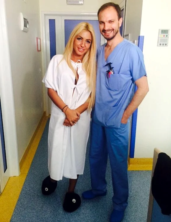 Medicul Kasem i-a "desenat" Loredanei cum urmeaă să-i modeleze nasul