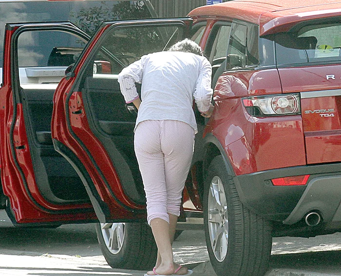 Bruneta se chinuie să slăbească, dar  posteriorul tot nu i-a intrat la apă