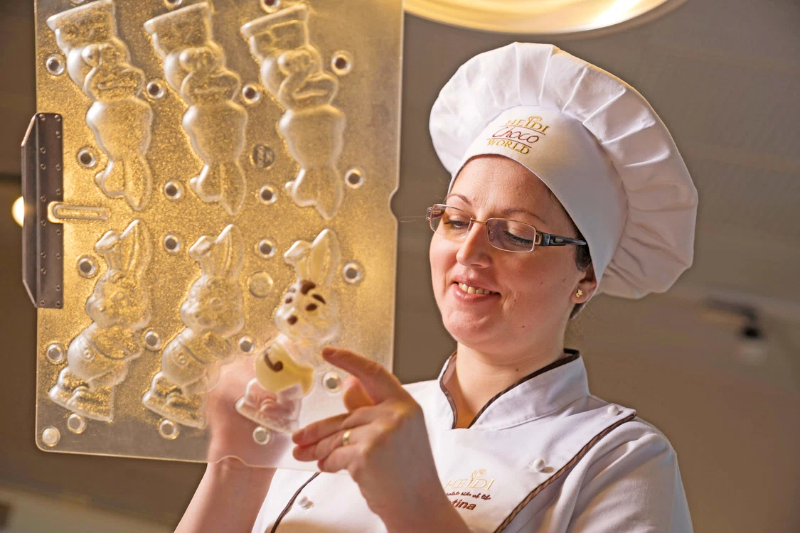 Cristina este artista care dă formă şi pictează manual figurinele de ciocolată