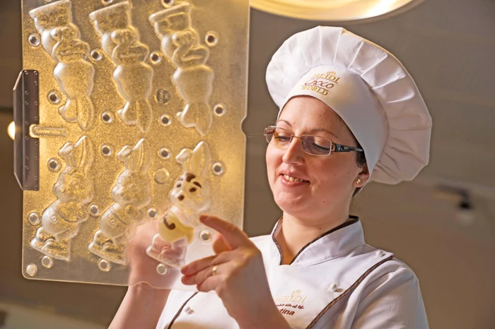 Cristina este artista care dă formă şi pictează manual figurinele de ciocolată