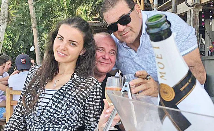 
    Milionarul şi-a serbat ziua de naştere cu iubita şi familia  