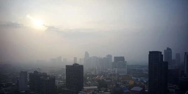 Soarele răsare prin ceaţa produsă de poluare în Bangkok Thaildan. FOTO EPA-EFE