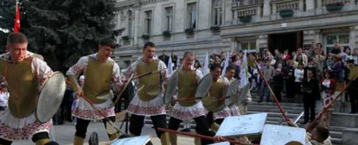 Sâmbătă, vizitatorii vor putea îmbrăca haine militare FOTO Tudor Iovu