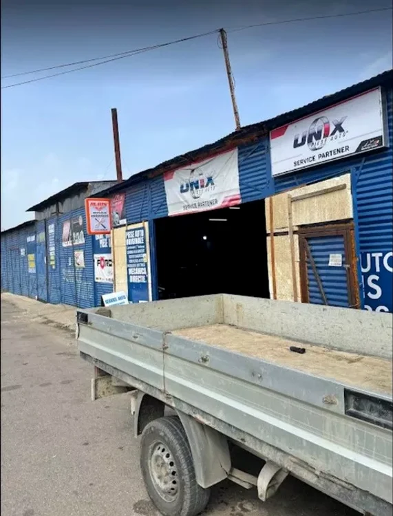 Service-ul unde femeia și-a dus mașina la reparat.