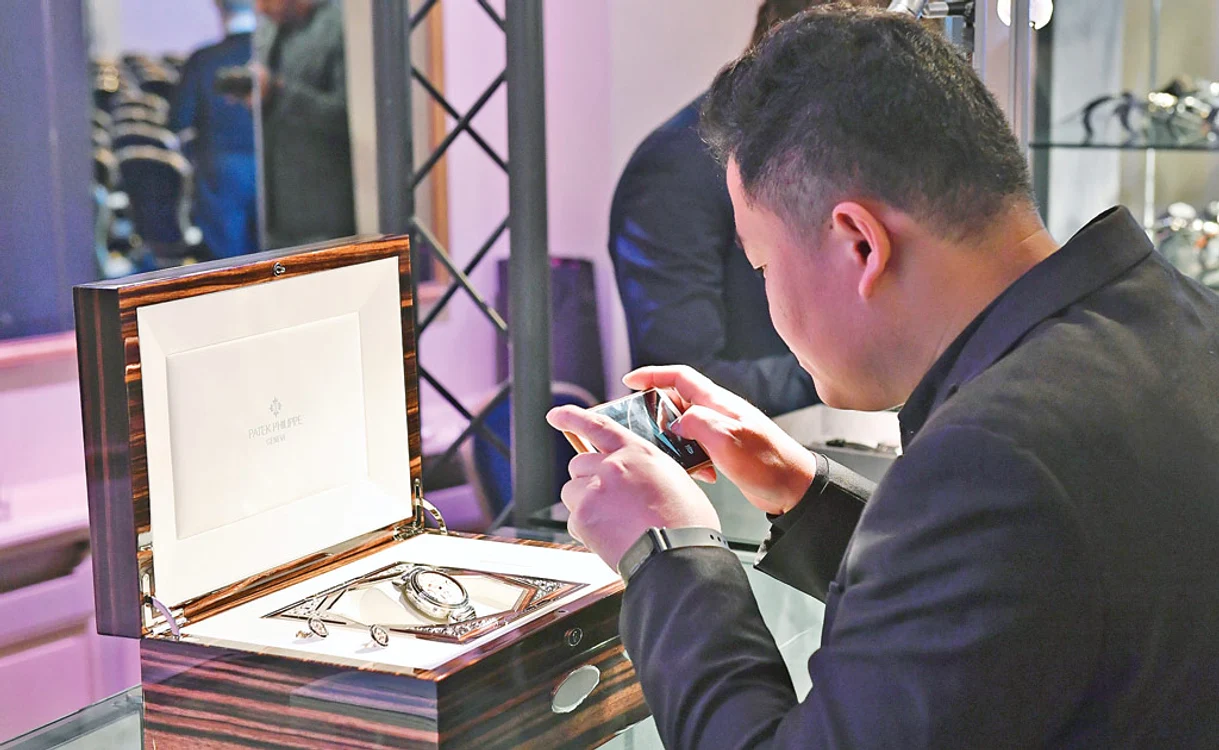 
    Ceasul Patek Philippe  Grandmaster Chime  6300A-010 a fost evaluat  de o armată de specialişti  înainte de a fi cumpărat  cu 31,1 milioane de dolariFotografii: epa/ Shutterstock  
