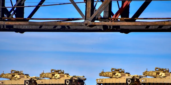 tancuri americane abrams transportate pe calea ferata foto shutterstock 1370720837 jpg