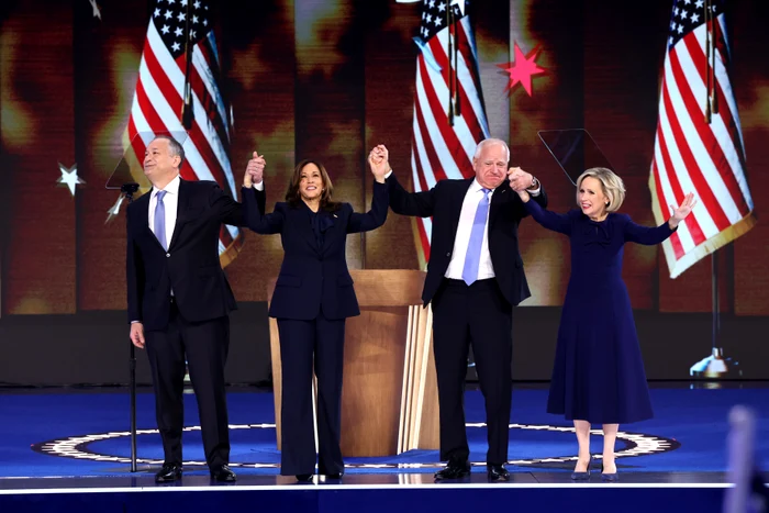 Kamala Harris alături de soțul său și partenerul său de cursă și soția lui FOTO PROFIMEDIA