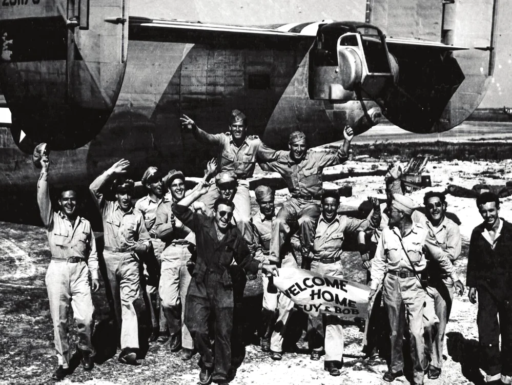 Prizonieri americani dintr-un grup de bombardament reveniţi din România primiți în Italia