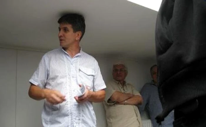 Costel Pătrăşcan, la una dintre expoziţii. FOTO: NICOLETA BUTNARU