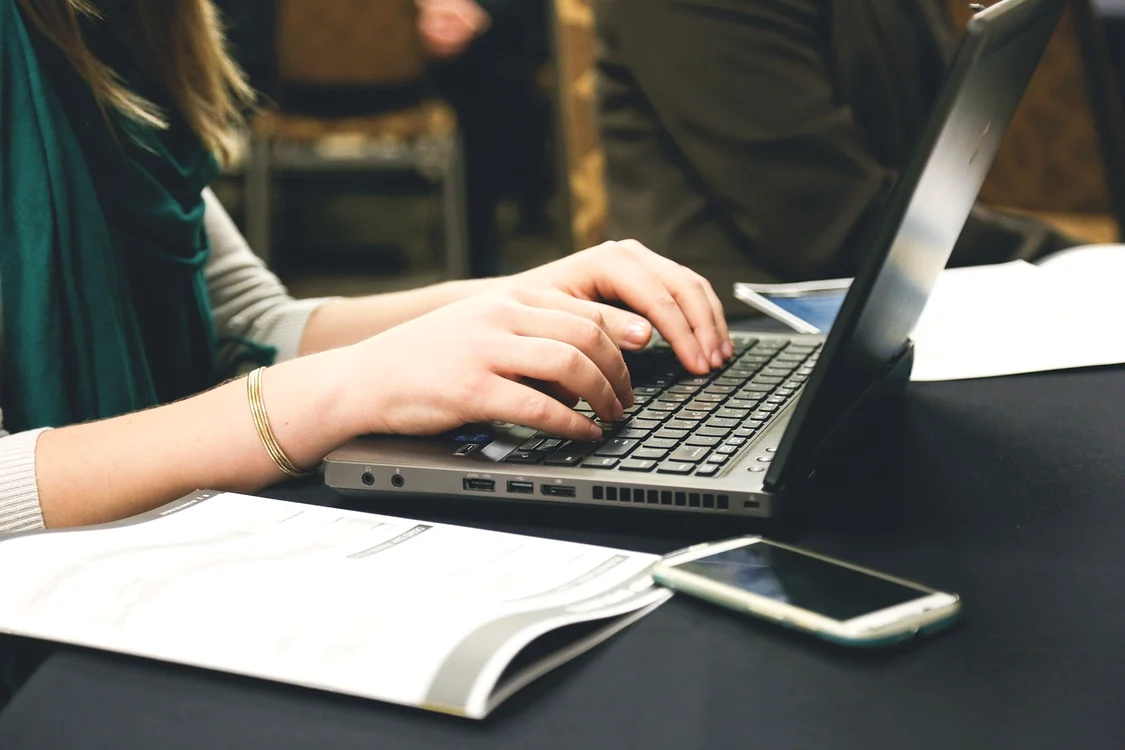 maini_femeie_tastand_la_laptop_foto_Pixabay