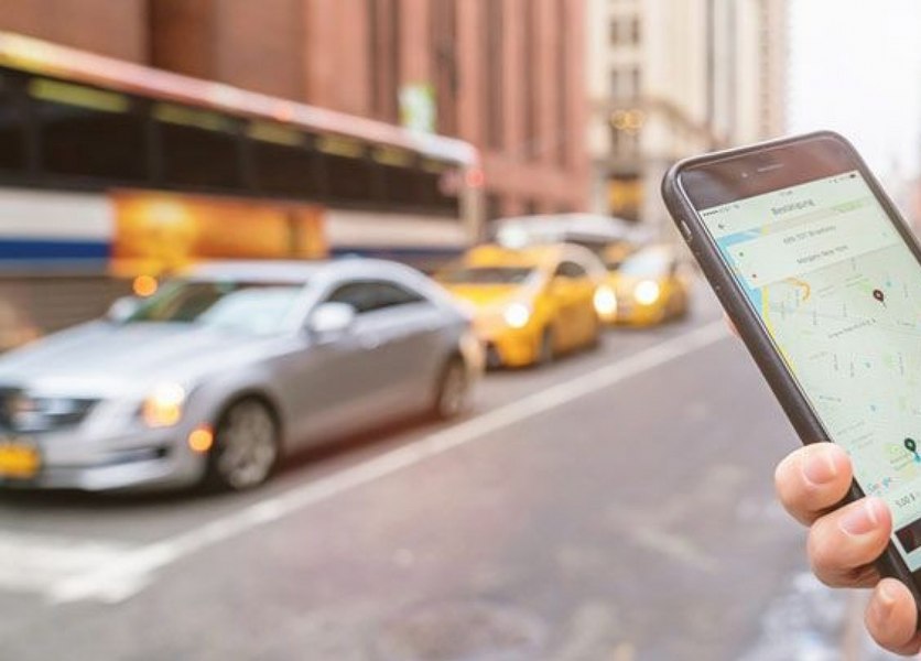 Un șofer de ride-sharing suspectat că vindea cocaină clienților a fost reținut. Ce au găsit polițiștii la percheziții