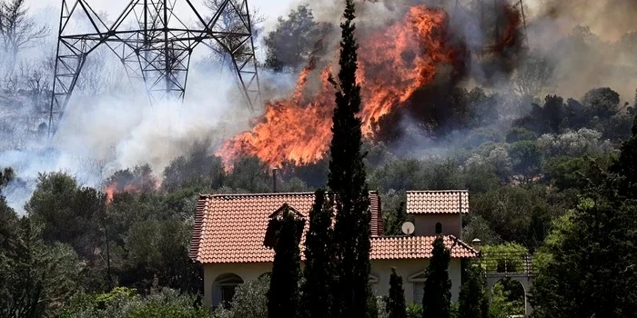 Turiști evacuați dintr-o staţiune din apropiere de Atena în urma unui incendiu forestier