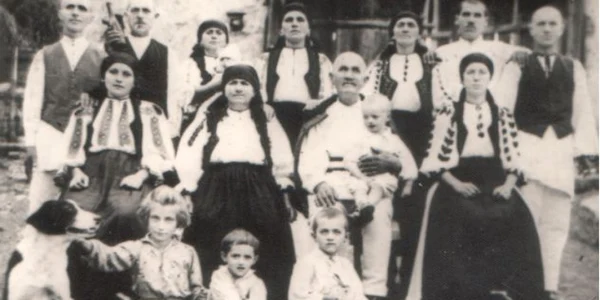 familie Romaneasca /www.memoria.ro/multimedia/galerie_de_imagini/colectia_bucerdea_vinoasa
