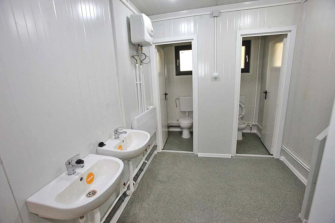 Construcţia  modulară e racordată  la utilităţi, are  calorifere şi toalete