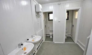 Construcţia  modulară e racordată  la utilităţi, are  calorifere şi toalete jpeg