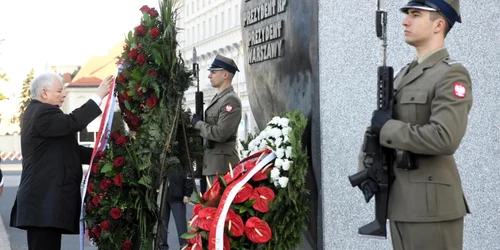 Jaroslaw Kczynski depunand o coroana de flori la monumentul ridicat in memoria fratelui sau Lech Kaczynski FOTO EPA-EFE