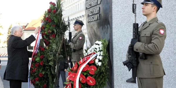 Jaroslaw Kczynski depunand o coroana de flori la monumentul ridicat in memoria fratelui sau Lech Kaczynski FOTO EPA-EFE