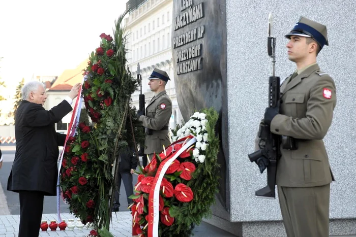 Jaroslaw Kczynski depunând o coroană de flori la monumentul ridicat la Varşovia în memoria fratelui său Lech Kaczynski FOTO EPA-EFE