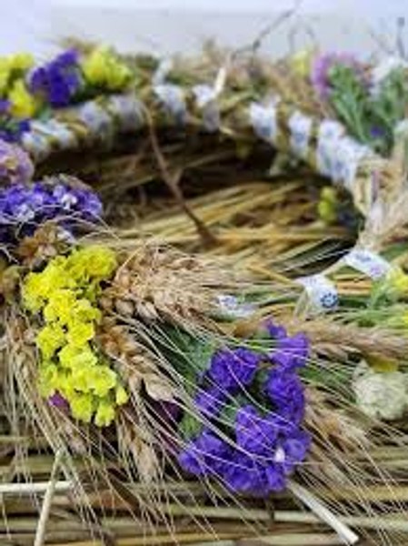 Obiceiuri străvechi din zilele de Paște. Unde agățau cununile din flori și grâu tinerele 