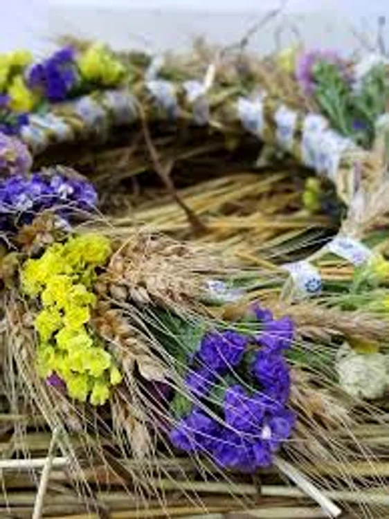 Se făceau cununi din flori și grâu FOTO https://www.ateliermaria.ro/