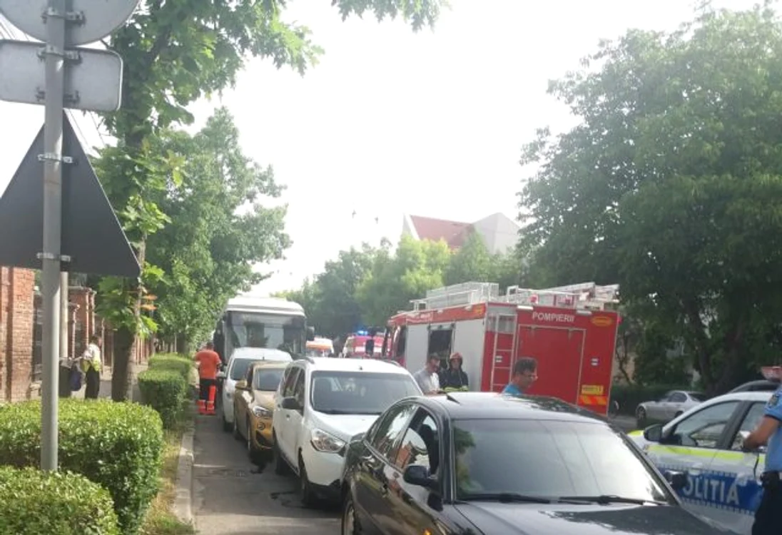 
    Accidentul s-a petrecut pe un bulevard intens circulat din TimișoaraFoto: pressalert.ro  