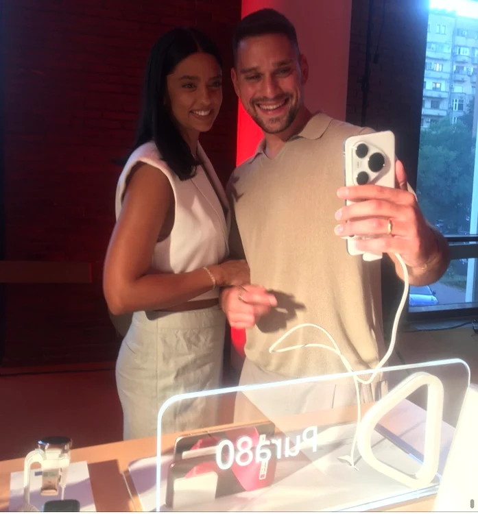 Oana Moșneagu și Vlad Gherman au testat  noile telefoane  foto: Click!