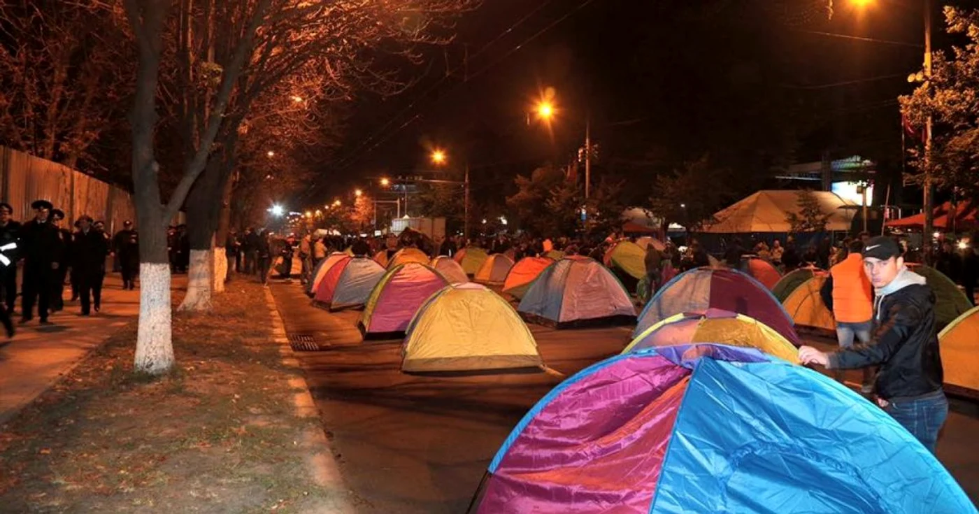 Susţinătorii lui Usatîi şi Dodon au blocat bulevardul Ştefan cel Mare şi Sfânt FOTO Facebook