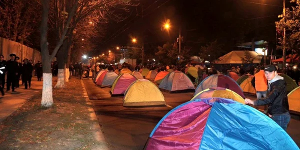 Corturile lui Usatii si Dodon pe bulevard