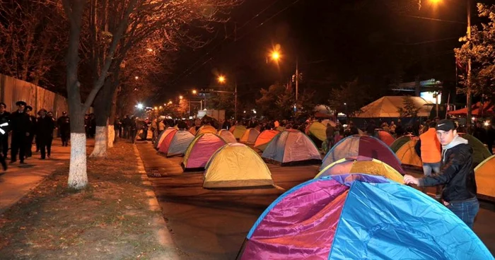 Susţinătorii lui Usatîi şi Dodon au blocat bulevardul Ştefan cel Mare şi Sfânt FOTO Facebook