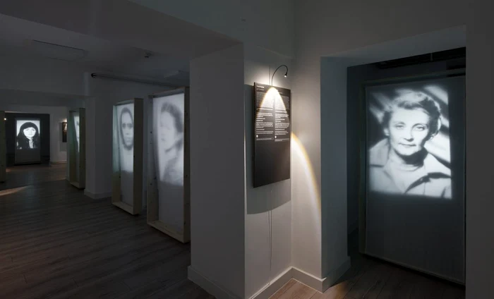 În cadrul expoziției sunt expuse portrete și povești ale femeilor închise. FOTO: Memorialul Sighet