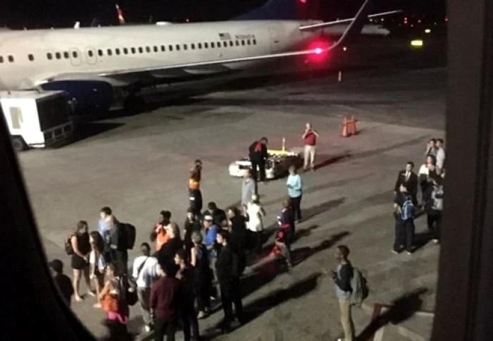 
    Speriați, oamenii au ieșit imediat din aeroport  