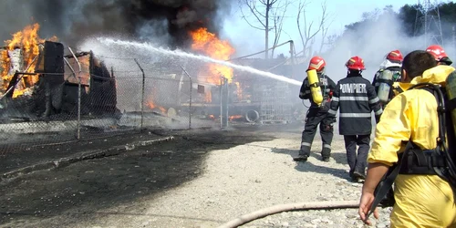 Depozitul unei fabrici de vopseluri a fost mistuit de flăcări