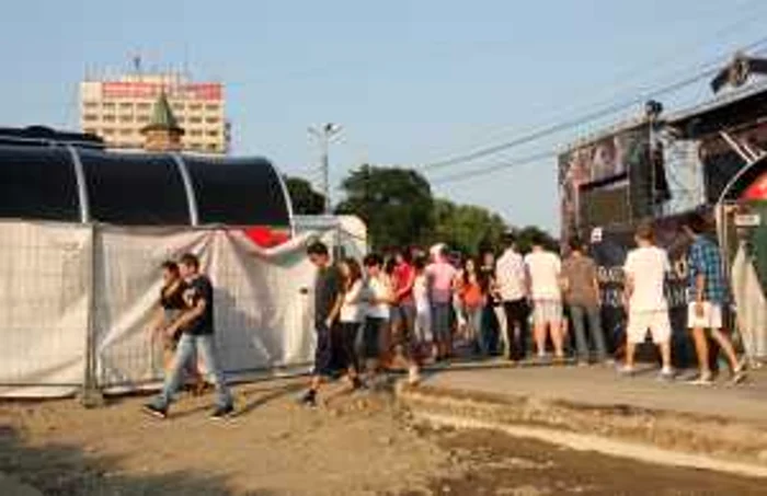 Concert pe şantier în faţa Palatului Culturii Foto: Florin Chirica