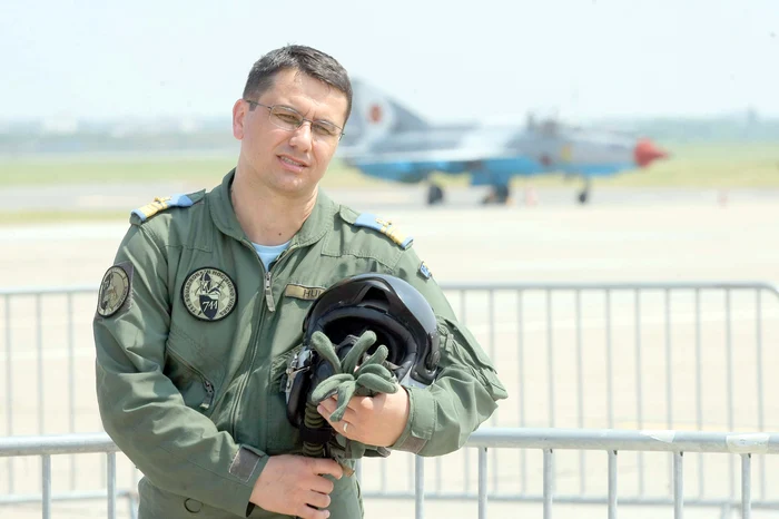 Comandorul Călin Hulea (39 de ani) a zburat vreme de 15 ani pe MiG 21 Lancer