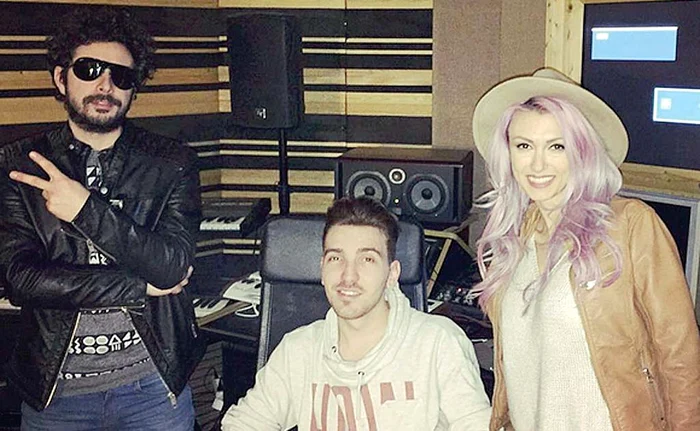
    Andreea Bălan, în studioul lui  Marius Moga. În centru este compozitorul Mădălin Roşioru  