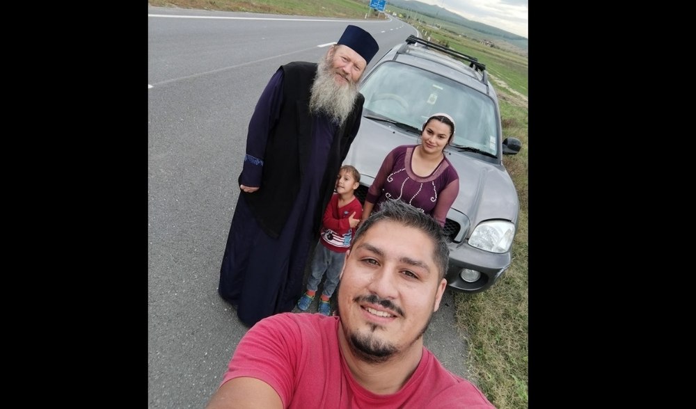 Lecția de bunătate primită de un preot, după două ore pe marginea drumului: „Un tânăr rom mi-a predicat Evanghelia”