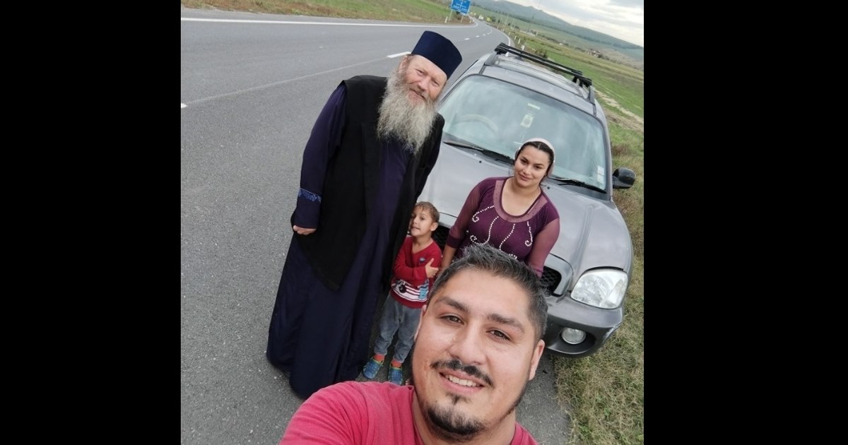 Un preot surprins de lecția de bunătate primită de la un tânăr rom, după două ore de așteptare
