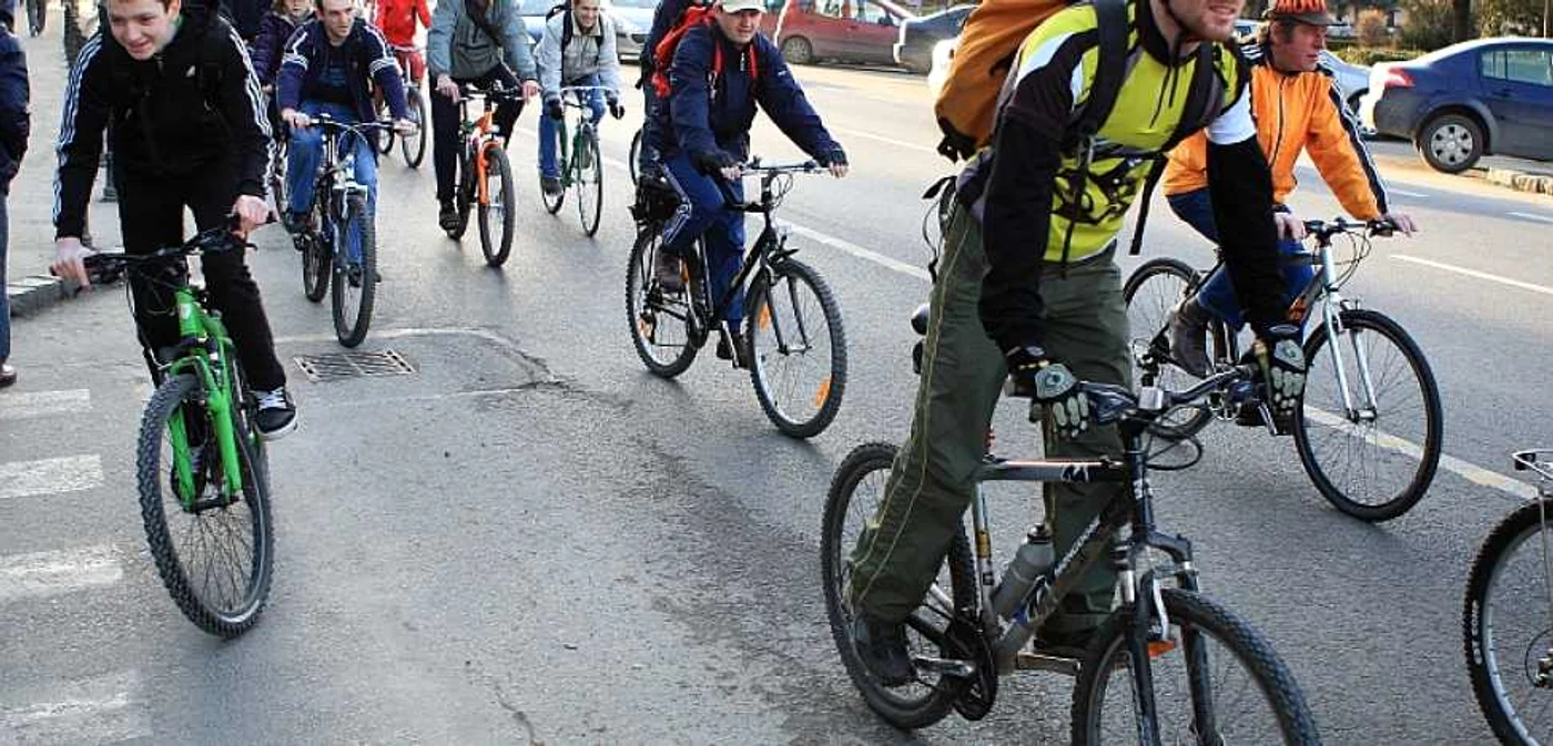 Bicicliştii s-au alăturat coloanei, pe traseu. Foto: Bogdan Crăciun