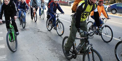 Bicicliştii s-au alăturat coloanei, pe traseu. Foto: Bogdan Crăciun