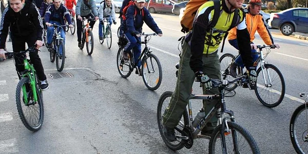 Bicicliştii s-au alăturat coloanei, pe traseu. Foto: Bogdan Crăciun