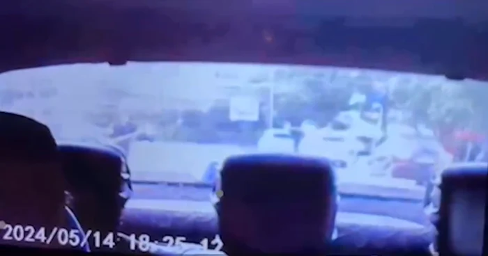 Numeroși pietoni și șoferi au privit cum bărbatul era lovit. Foto: captură video