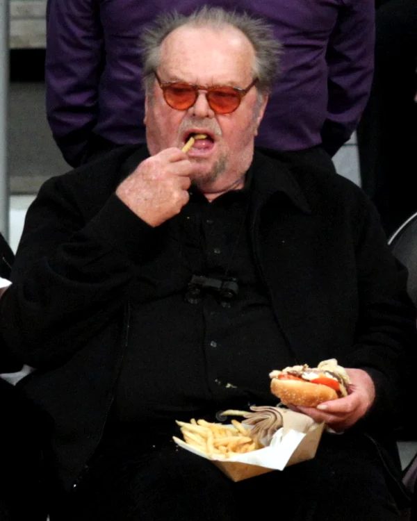 
    Jack Nicholson, în vârstă de 81 de ani a înfulecat tot timpul, la meciul echipei de baschet Lakersfoto: Profimedia  