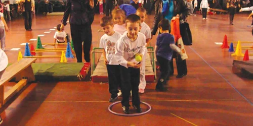 Micuţii stau prea mult timp la calculator, în loc să facă şi sport