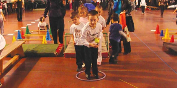 Micuţii stau prea mult timp la calculator, în loc să facă şi sport