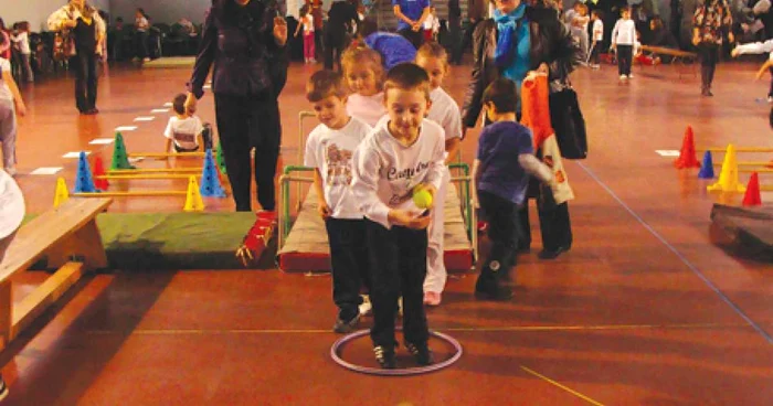 Micuţii stau prea mult timp la calculator, în loc să facă şi sport