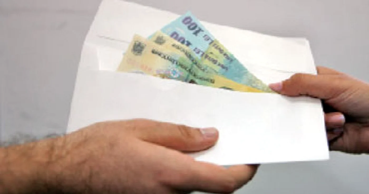 Un medic din Giurgiu, prins în flagrant în timp ce lua mită