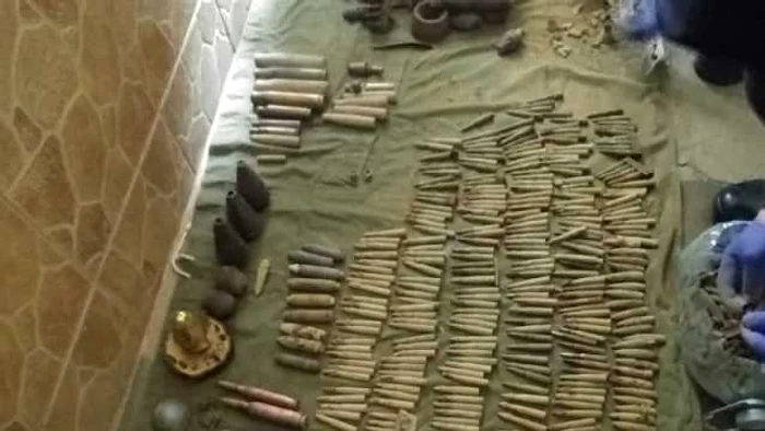 Întreaga colecţie de proiectile neexplodate a fost confiscată de poliţişti FOTO: ISU Crişana