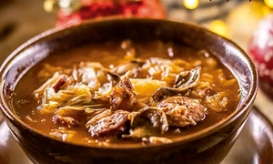 ciorba de varza cu carnati jpg