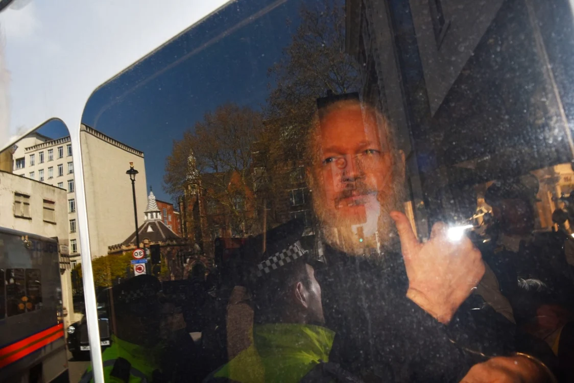 Julian Assange ajunge la tribunalulm din Westminster FOTO EPA-EFE